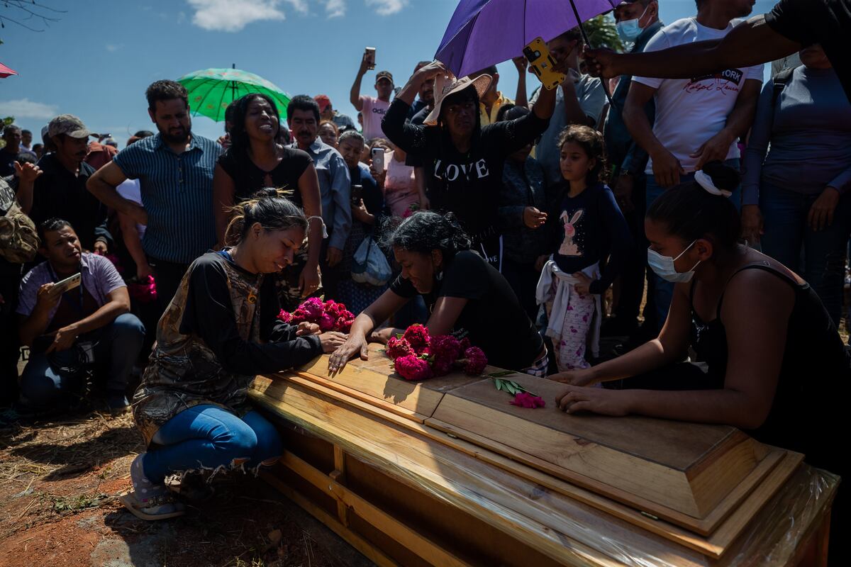 Familiares despiden a los mineros fallecidos en el derrumbe de la mina ...