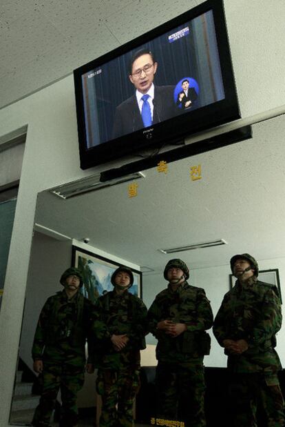 Un grupo de soldados surcoreanos escucha la intervención del presidente de Corea del Sur, Lee Myung-bak, en la televisión nacional.