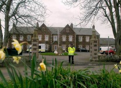 El antiguo hospicio infantil de la isla de Jersey, Haut de la Garenne, custodiado por un policía.