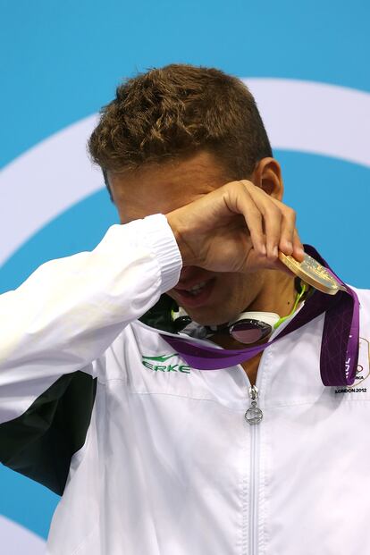 Como para no llorar:  Chad le Clos le acababa de arrebatar el oro a Michel Phelps.