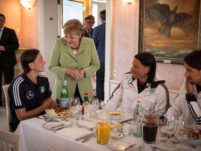 Merkel charla con Özil en presencia de Wiese y Khedira.