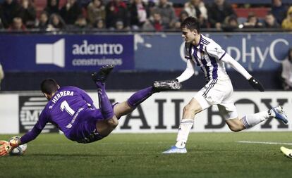 Sergio Herrera desbarata una de las ocasiones del Valladolid.