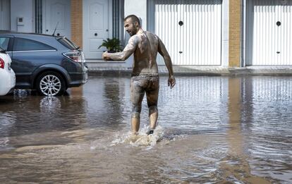 Lo peor de la gota fría, que afecta a la vertiente mediterránea peninsular y a Baleares, ha pasado. La mejoría de la situación ha permitido a la Agencia Estatal de Meteorología (Aemet) desactivar, en torno a la una de la tarde del viernes, los tres avisos rojos (de riesgo extremo) por fuertes lluvias que afectaban a Castellón, Tarragona y Teruel. En la imagen, un hombre cubierto de barro atraviesa una calle inundada tras las lluvias de la noche del jueves en Valencia.