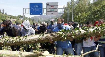 Mineros cortan la N66 a la altura de Campomanes, cerca de Oviedo.