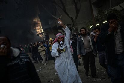 Un manifestante grita consignas durante la manifestación islamista en El Cairo.