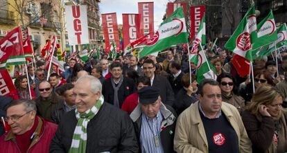 Francisco Carbonero y Manuel Pastrana, en la cabecera de la manifestación de este jueves en Sevilla. Detrás, Valderas y Mario Jiménez.