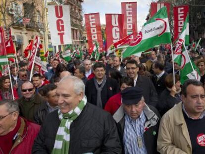 Francisco Carbonero y Manuel Pastrana, en la cabecera de la manifestación de este jueves en Sevilla. Detrás, Valderas y Mario Jiménez.