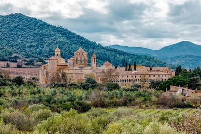 El monasterio de Poblet, protegido por su triple recinto, “es el conjunto mayor y mejor conservado de entre las abadías cistercienses de toda la cristiandad que han llegado hasta nosotros”, subraya Cobreros. Preside el valle de Poblet, del que el escritor Josep Pla destacó el silencio: “El silencio de Poblet es obra de Dios y, por esta razón, sus efectos son eficientes y grandísimos”. La iglesia comenzó a construirse en 1166, cuenta con un claustro adyacente también románico y tres más de estilo gótico, ejes que articulan las dependencias de los monjes (el lavabo cisterciense, el refectorio, la cocina y el calefactorio, la bodega, la sala capitular, la biblioteca, el dormitorio).