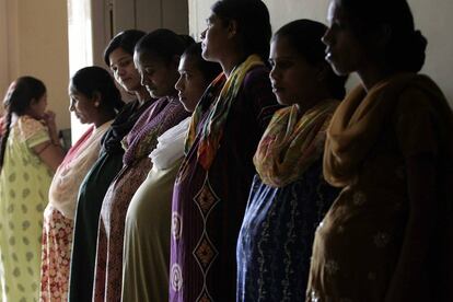 Mujeres que se han alquilado como vientres de alquiler en un centro de la India.