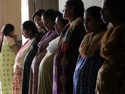 Mujeres que se han alquilado como vientres de alquiler en un centro de la India.