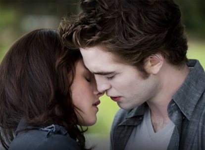 Kristen Stewart y Robert Pattinson, en un fotograma de <i>Luna nueva,</i> segunda parte de <i>Crepúsculo. </i>