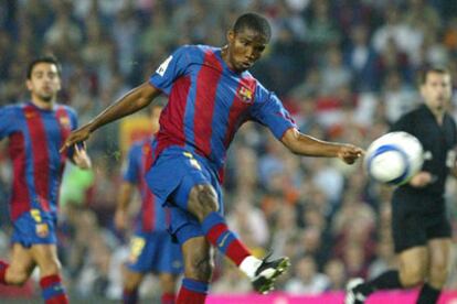 Eto'o marca el primer gol del Barcelona.