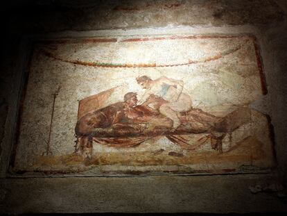 Pinturas eróticas con un grafiti en las ruinas de Pompeya.