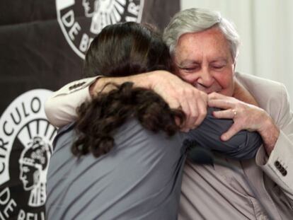 Carlos Jiménez Villarejo abraza a Pablo Iglesias en un acto celebrado en julio de 2014 en Madrid.