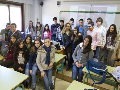 Alumnos del instituto de Moaña premiados por sus creaciones de video, con su profesora Luz Beloso.