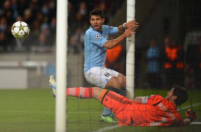 Aguero mitra la pelota sorprendido ante la parada de Casillas.