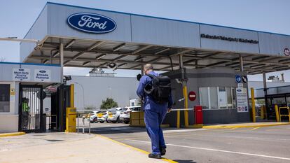 Un trabajador entrando a las instalaciones de la fábrica de Ford Almussafes, en Valencia.