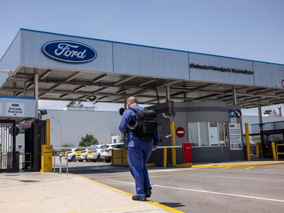 Un trabajador entrando a las instalaciones de la fábrica de Ford Almussafes, en Valencia.