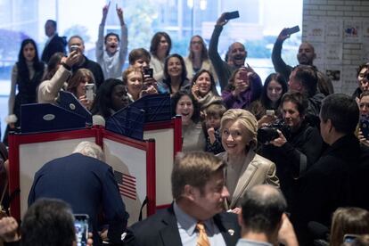 La candidata demòcrata, Hillary Clinton, acompanyada del seu marit i expresident, Bill Clinton, somriu mentre exerceix el seu dret a vot al col·legi Graffin de Chappaqua, Nova York.
