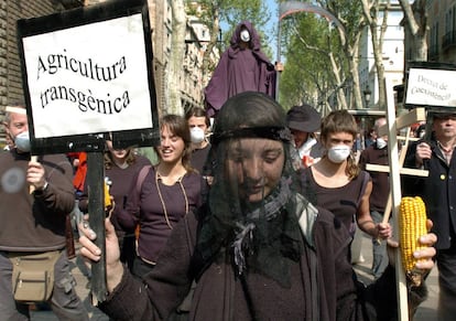 Diversos colectivos ecologistas se manifiestan en Barcelona contra los transg&eacute;nicos, en 2006. 