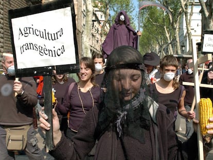 Diversos colectivos ecologistas se manifiestan en Barcelona contra los transg&eacute;nicos, en 2006. 