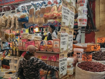 Una mujer compra víveres en un puesto en un mercado en Ciudad de México, el pasado 13 de junio.