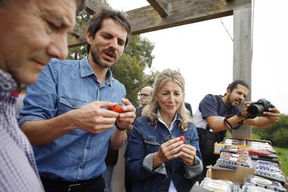 El nuevo portavoz de campaña de Sumar, Ernest Urtasun, junto a Yolanda Díaz, este miércoles durante su visita a Doñana.