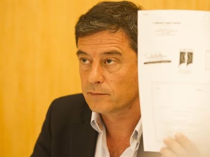 Besteiro muestra parte de la documentación que ha presentado en el juzgado.