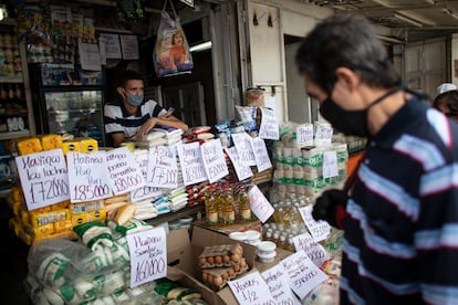 Un vendedor atiende a los clientes de un mercado en Caracas, Venezuela.