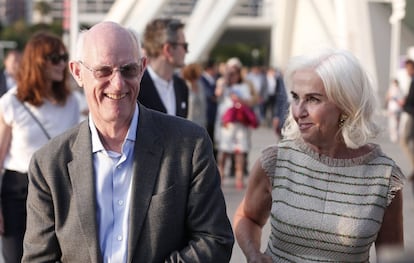 El artista británico, Tony Cragg, con la vicepresidenta de Mercadona, Hortensia Herrero, cuya fundación ha patrocinado la exposición que permanecerá en la Ciudad de las Artes hasta el 4 de noviembre.