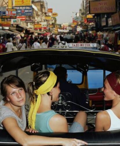 Mujeres que viajan juntas en un taxi en Tailandia.