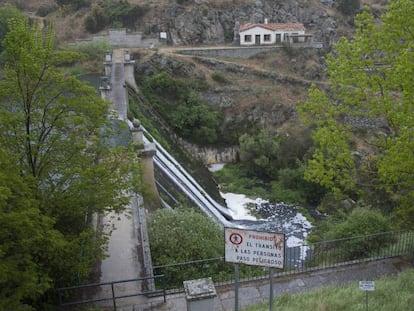 La presa del río Aulencia, cuyo embalse está contaminado con fango tóxico.