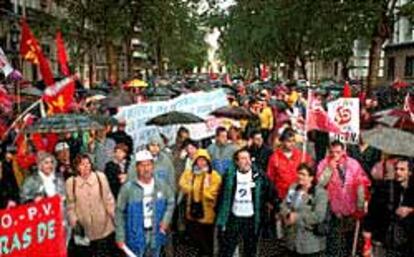 La manifestación del Primero de Mayo en Valencia, ayer bajo la lluvia, a su paso por la avenida de Navarro Reverter.
La manifestación sindical de ayer en Alicante.