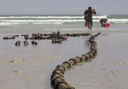 Unos operadores trabajan en la instalaci&oacute;n de un cable submarino de telecomunicaciones.