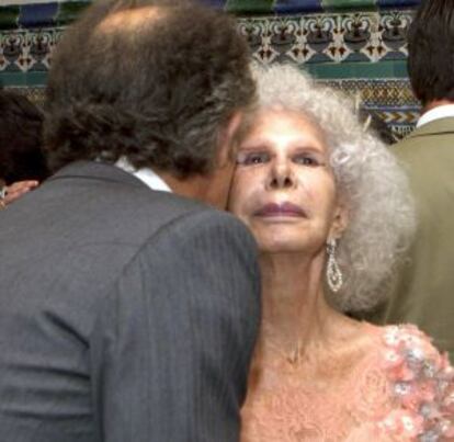 La duquesa de Alba es besada por su esposo durante la ceremonia de su boda en el palacio de las Dueñas de Sevilla en 2011.