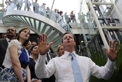 El líder <i>tory,</i> David Cameron, se dirige a empresarios y estudiantes en un centro de negocios de Londres.