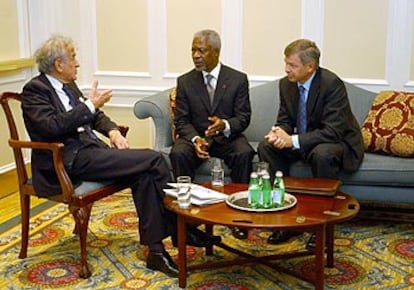 Elie Wiesell, premio Nobel de la Paz (izquierda) junto a Kofi Annan y el primer ministro de Noruega, Kjell Magne Bondevik.