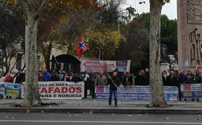 Unos 80 exmarineros gallegos se manifiestan ante la embajada de Noruega en Madrid, este miércoles.