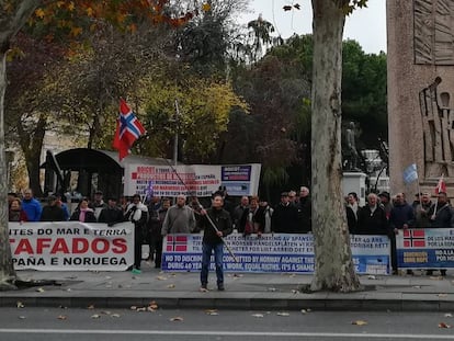 Unos 80 exmarineros gallegos se manifiestan ante la embajada de Noruega en Madrid, este miércoles.