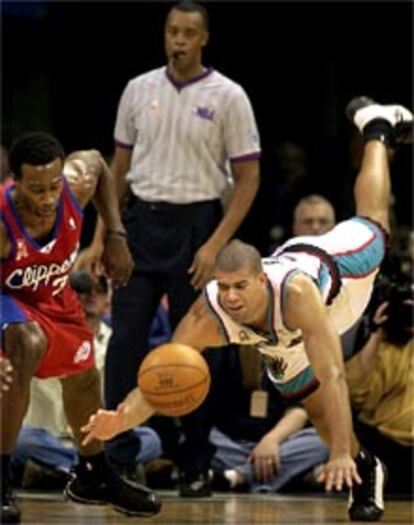 Shane Battier, de los Memphis, compite con un jugador de los Clippers de Los Ángeles por un balón