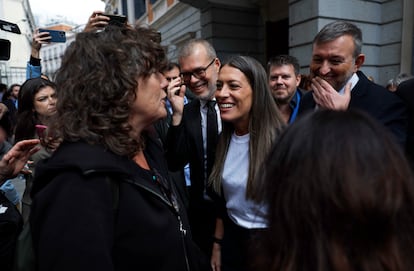 La portavoz de Junts, Míriam Nogueras (en el centro), conversa con la diputada de ERC Teresa Jordá (a la izquierda), en el exterior del Congreso este jueves.