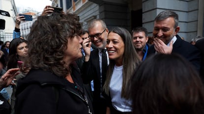 La portavoz de Junts, Míriam Nogueras (en el centro), conversa con la diputada de ERC Teresa Jordá (a la izquierda), en el exterior del Congreso este jueves.