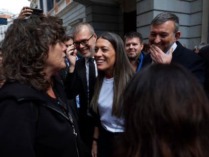 La portavoz de Junts, Míriam Nogueras (en el centro), conversa con la diputada de ERC Teresa Jordá (a la izquierda), en el exterior del Congreso este jueves.