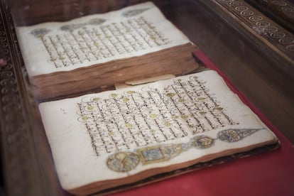 Manuscrito de Tombuctú durante su proceso de digitalización en Bamako. Estos documentos recogen el saber antiguo en materias como la Astronomía, las Matemáticas, la Justicia, la Religión, la Ética o la Geografía, pero también se hacen eco de la vida cotidiana de la ciudad mediante acuerdos comerciales o registro de eventos importantes