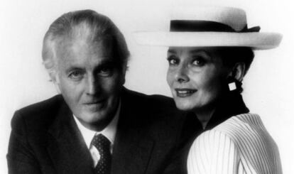 Hubert de Givenchy con Audrey Hepburn, en 1983.