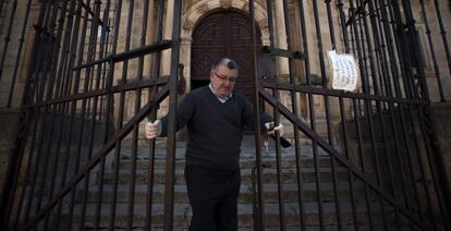 Un religioso cierra las puertas de la iglesia "Los Descalzos", el pasado abril.