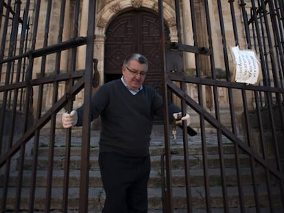 Un religioso cierra las puertas de la iglesia "Los Descalzos", el pasado abril.