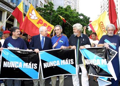 Brasil, año 2003. El portavoz nacional del BNG Xosé Manuel Beiras, el eurodiputado nacionalista Camilo Nogueira, el expresidente de Portugal Mario Soares, los diputados gallegos José Francisco Ferreiro y Domingos Merino, portando las banderas de la Plataforma Nunca Máis, en la manifestación del Foro Social Mundial de Porto Alegre.