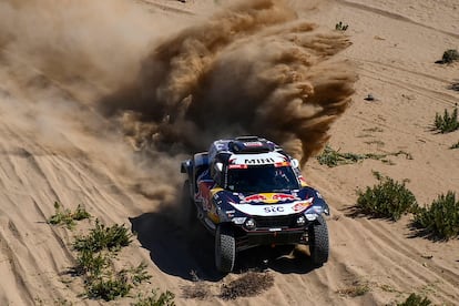 El piloto de Mini Carlos Sainz y su copiloto Lucas Cruz, durante la primera etapa del Rally Dakar.