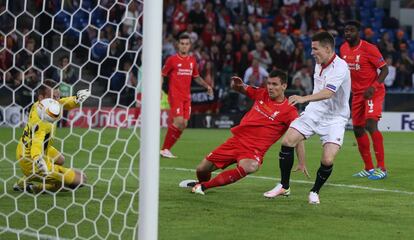 Gameiro marca el primer gol del Sevilla.